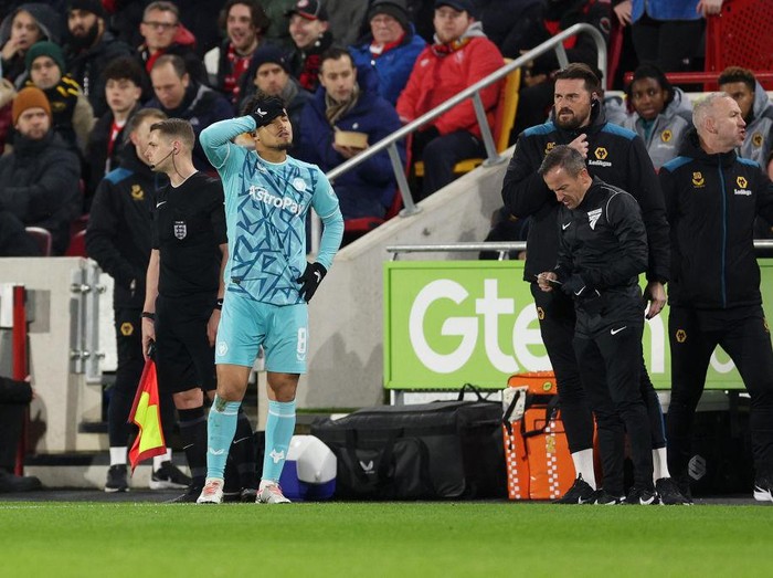 BRENTFORD, ENGLAND - JANUARY 05: Joao Gomes of Wolverhampton Wanderers looks dejected after being shown a red card by Referee Tony Harrington (not pictured) during the Emirates FA Cup Third Round match between Brentford and Wolverhampton Wanderers at Gtech Community Stadium on January 05, 2024 in Brentford, England. (Photo by Warren Little/Getty Images)