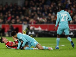 Ini adalah pelanggaran Joao Gomes-nya Wolves terhadap pemain Brentford Christian Norgaard, ketika laga bahkan belum genap berjalan 10 menit. Foto: Getty Images/Warren Little