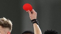 Kartu merah bulat ini lazim diacungkan ke pemain yang sulit membedakan warna, atau membantu wasit sehingga tidak salah ambil kartu ketika hendak mengacungkannya dengan cepat. Foto: Getty Images/Warren Little