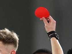 Kartu merah bulat ini lazim diacungkan ke pemain yang sulit membedakan warna, atau membantu wasit sehingga tidak salah ambil kartu ketika hendak mengacungkannya dengan cepat. Foto: Getty Images/Warren Little