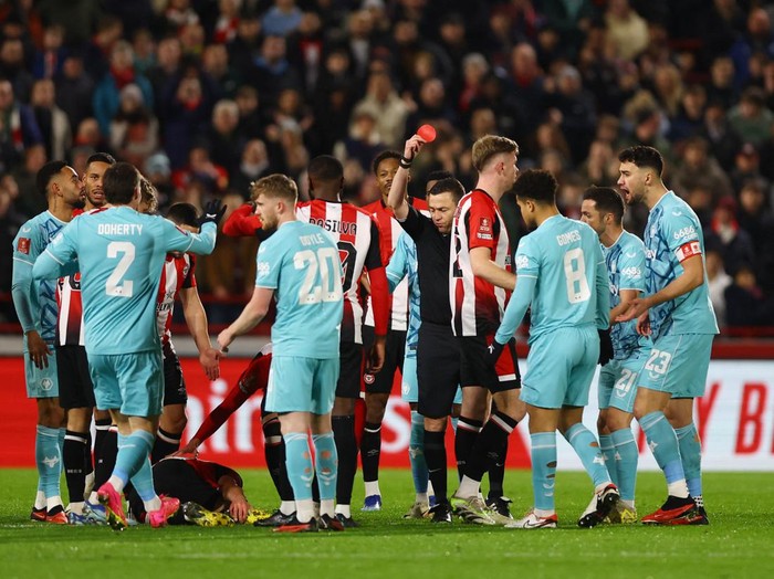 Soccer Football -  FA Cup - Third Round - Brentford v Wolverhampton Wanderers - Brentford Community Stadium, London, Britain - January 5, 2024  Wolverhampton Wanderers' Joao Gomes is shown a red card by referee Tony Harrington Action Images via Reuters/Matthew Childs