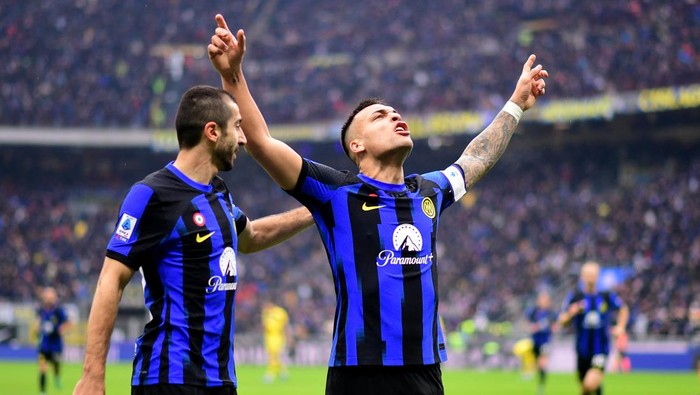 Soccer Football - Serie A - Inter Milan v Hellas Verona - San Siro, Milan, Italy - January 6, 2024 Inter Milans Lautaro Martinez celebrates scoring their first goal with Henrikh Mkhitaryan REUTERS/Daniele Mascolo
