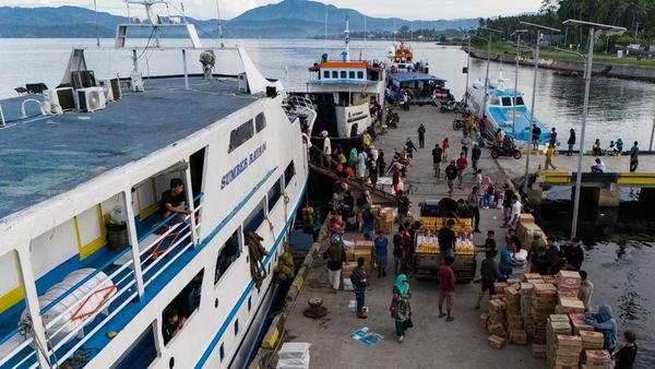Melihat Aktivitas Bongkar Muat Barang di Pelabuhan Maluku Utara