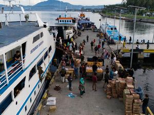Melihat Aktivitas Bongkar Muat Barang di Pelabuhan Maluku Utara