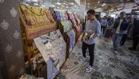 Momen Gibran Berkunjung ke Sentra Batik di Cirebon