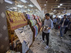 Momen Gibran Berkunjung ke Sentra Batik di Cirebon