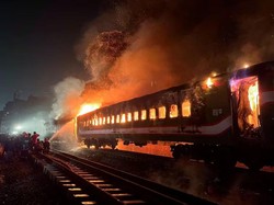Kereta Api Penuh Penumpang Diduga Dibakar di Bangladesh, 5 Orang Tewas