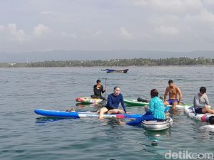 Obrolan Serius Iwan Bule dan Susi di Laut Pangandaran, Bahas Apa?