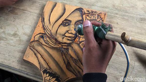 Melihat Lebih Dekat Pelukis Seni Pirografi Asal Trenggalek