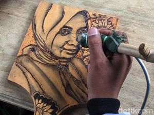 Melihat Lebih Dekat Pelukis Seni Pirografi Asal Trenggalek Melihat Lebih Dekat Pelukis Seni Pirografi Asal Trenggalek