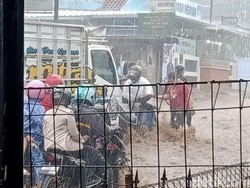 Banjir di Puncak-Cianjur, Pemotor Terseret hingga Terjepit Bumper Truk