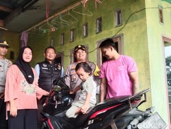 Tangis Bahagia Indri Saat Motor yang Hilang Diantar Pulang Polisi