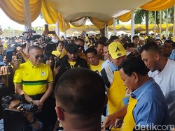 Momen Prabowo Masak Nasi Goreng saat Hadiri Konsolidasi Partai Golkar