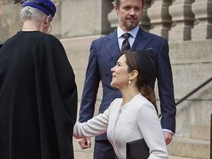 6 Foto Putri Mary Membungkuk ke Ratu Denmark, Dinilai Sempurna, Kini Dilarang 6 Foto Putri Mary Membungkuk ke Ratu Denmark, Dinilai Sempurna, Kini Dilarang