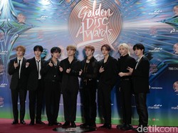 Tiffany Young Serahkan Piala Global K-Pop Artist Awards ke Stray Kids