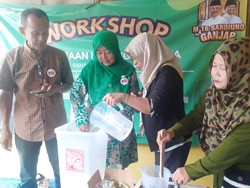 Relawan Ganjar-Mahfud Latih Ibu-ibu di Cipayung Buat Sabun Cuci Piring