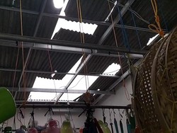 Detik-detik Angin Puting Rusak Permukiman Warga di Lampung