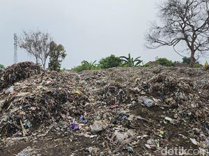 Sampah di TOSS Center Klungkung Menggunung Imbas Penutupan TPA Sente Sampah di TOSS Center Klungkung Menggunung Imbas Penutupan TPA Sente