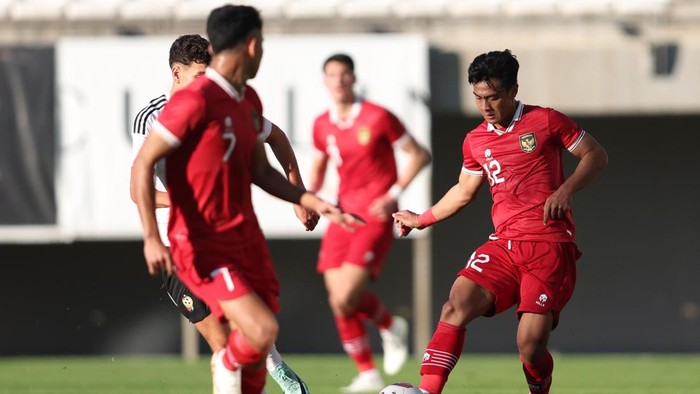 Sempat Memimpin, Timnas Indonesia Tumbang 1-2 dari Libya Indonesia takluk 1-2 dari Libya dalam laga uji coba jelang Piala Asia 2023. Garuda sempat memimpin lebih dulu sebelum lawan bangkit dan membalikkan keadaan.