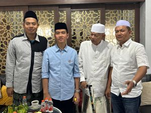 Sowan ke Ulama Sepuh Cirebon, Gibran Minta Doa agar Jalan Dipermudah Sowan ke Ulama Sepuh Cirebon, Gibran Minta Doa agar Jalan Dipermudah