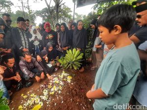 Tangis Keluarga Kala Pramugara Korban Tabrakan KA Dimakamkan Tangis Keluarga Kala Pramugara Korban Tabrakan KA Dimakamkan