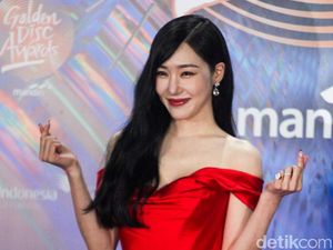 Gaun Merah Tiffany Young di Red Carpet GDA 2024 Gaun Merah Tiffany Young di Red Carpet GDA 2024