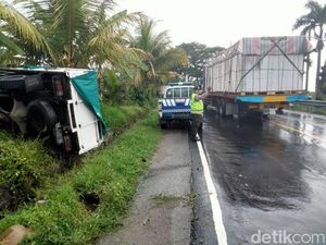 Jalan Licin, Truk Beras Terguling di Lintas Denpasar-Gilimanuk