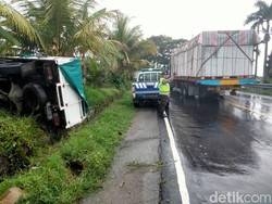 Jalan Licin, Truk Beras Terguling di Lintas Denpasar-Gilimanuk