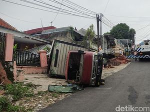 Tak Kuat Nanjak, Truk Tabrak Pagar Rumah Warga di Semarang