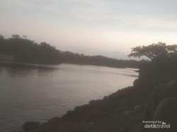 Bertemu Ahmad Tohari dan Sepotong Senja di Tepi Sungai Serayu