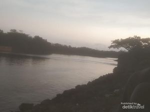 Bertemu Ahmad Tohari dan Sepotong Senja di Tepi Sungai Serayu Bertemu Ahmad Tohari dan Sepotong Senja di Tepi Sungai Serayu
