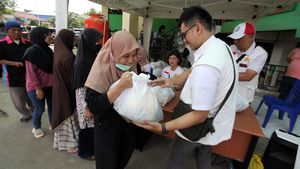 Warga Bogor Antre Demi Sembako Murah di Pasar Cibinong