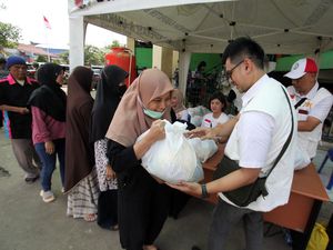 Warga Bogor Antre Demi Sembako Murah di Pasar Cibinong