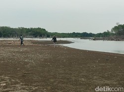 Menikmati Akhir Pekan di Pantai Arnavat, Wisata Alam Baru di Demak