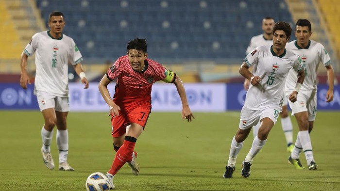 DOHA, QATAR - NOVEMBER 16: Son Heung-Min of South Korea gestures during the FIFA World Cup Qualifiers football match between Iraq and South Korea Al-Gharrafa Stadium in Doha, Qatar on November 16, 2021. (Photo by Stringer/Anadolu Agency via Getty Images)