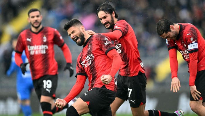 Soccer Football - Serie A - Empoli v AC Milan - Stadio Carlo Castellani, Empoli, Italy - January 7, 2024 AC Milans Olivier Giroud celebrates scoring their second goal with Davide Calabria and Yacine Adli REUTERS/Daniele Mascolo     TPX IMAGES OF THE DAY