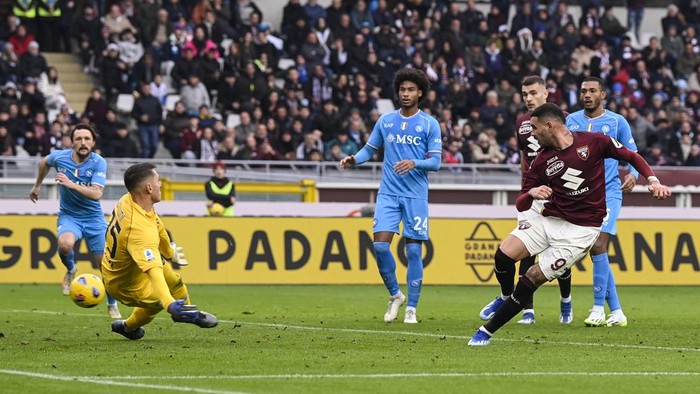 Torinos Antonio Sanabria, right, number 9, scores during the Serie A soccer match between Torino and Napoli at the Grande Torino Stadium in Turin, Italy, Sunday, Jan. 7, 2024. (Fabio Ferrari/LaPresse via AP)