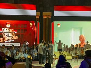 Bahlil Naik Panggung Debat Hampiri Prabowo, Usap-usap Punggung Gibran