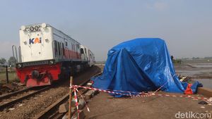 Bangkai Lokomotif Jadi Saksi Bisu Tabrakan Kereta yang Renggut 4 Jiwa