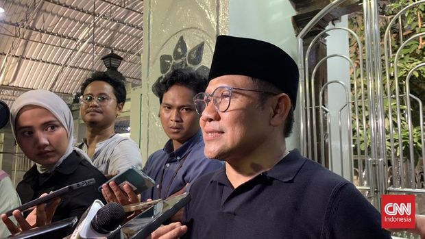 Cawapres nomor urut 1 Muhaimin Iskandar atau Cak Imin saat berziarah ke Makam Sunan Ampel di Surabaya, Sabtu (6/1) malam. (CNNIndonesia/Farid)