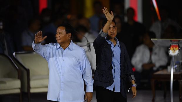 Capres-cawapres nomor urut dua Prabowo Subianto dan Gibran Rakabuming Raka tiba di lokasi debat ketiga Pilpres 2024 di Istora Senayan, Jakarta, Minggu (7/1/2024). Debat kali ini bertemakan pertahanan, keamanan, hubungan internasional, globalisasi, geopolitik, dan politik luar negeri. ANTARA FOTO/Aditya Pradana Putra/foc.