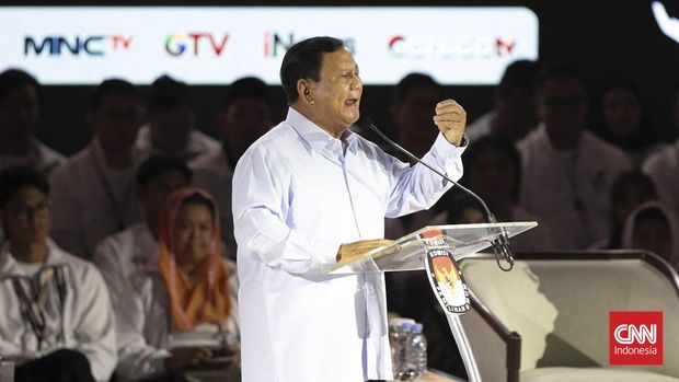 Capres nomor urut dua Prabowo Subianto menyampaikan pandangannya saat debat ketiga Pilpres 2024 di Istora Senayan, Jakarta, Minggu (7/1/2024). (CNN Indonesia/Adi Ibrahim)