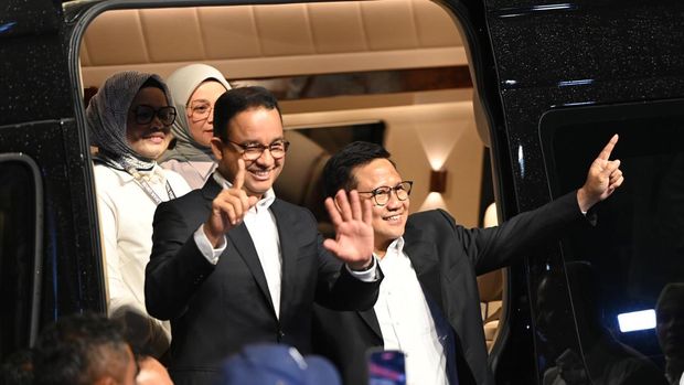 Capres-cawapres nomor urut satu Anies Baswedan dan Muhaimin Iskandar tiba di lokasi debat ketiga Pilpres 2024 di Istora Senayan, Jakarta, Minggu (7/1/2024). Debat tersebut bertemakan pertahanan, keamanan, hubungan internasional, globalisasi, geopolitik, dan politik luar negeri. ANTARA FOTO/Fakhri Hermansyah/foc.