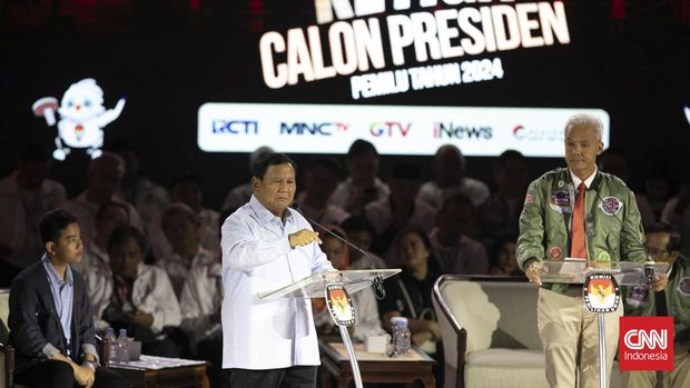 Capres nomor urut dua Prabowo Subianto (kiri) menyampaikan pendapat disaksikan capres nomor urut tiga Ganjar Pranowo saat adu gagasan dalam debat ketiga Pilpres 2024 di Istora Senayan, Jakarta, Minggu (7/1/2024). CNN Indonesia/Adi Ibrahim