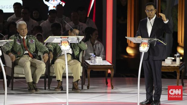 Capres nomor urut 1 Anies Baswedan memaparkan visi misi saat debat capres di Istora Senayan, Jakarta, Minggu (7/1/2024). (CNN Indonesia/Adi Ibrahim)