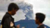 Potret Gunung Marapi yang Kembali Erupsi
