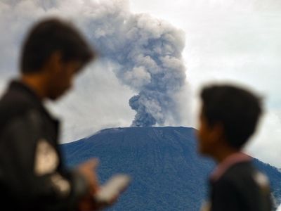 Potret Gunung Marapi yang Kembali Erupsi
