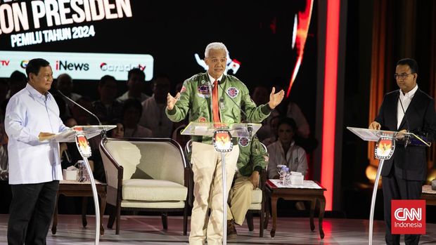 Capres nomor urut tiga Ganjar Pranowo menyampaikan pandangannya saat debat ketiga Pilpres 2024 di Istora Senayan, Jakarta, Minggu (7/1/2024). (CNN Indonesia/Adi Ibrahim)