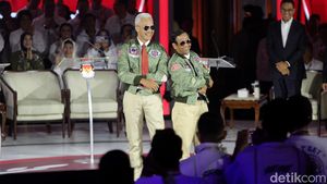 Ganjar-Mahfud Berjaket Bomber-Kacamata Hitam Ala Top Gun