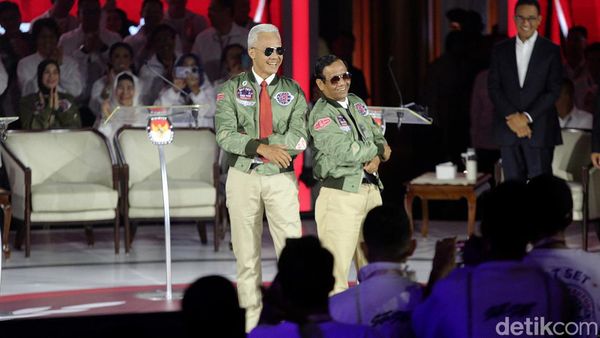 Ganjar-Mahfud Berjaket Bomber-Kacamata Hitam Ala Top Gun